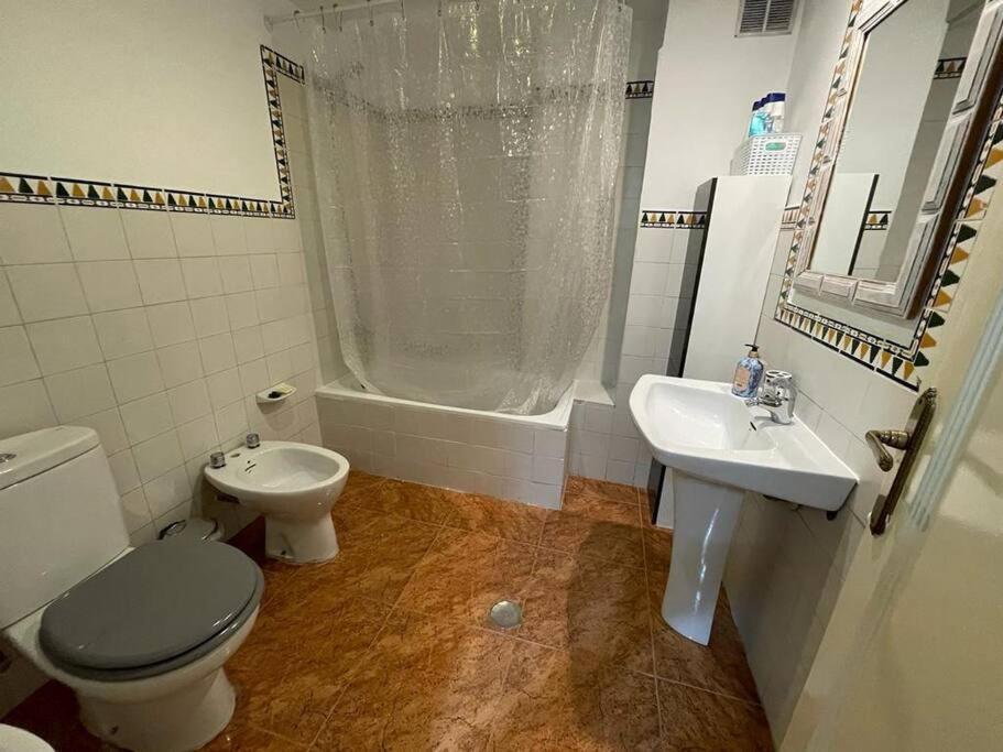 Lovely One Bedroom Flat- Excellent Location Grenade Extérieur photo